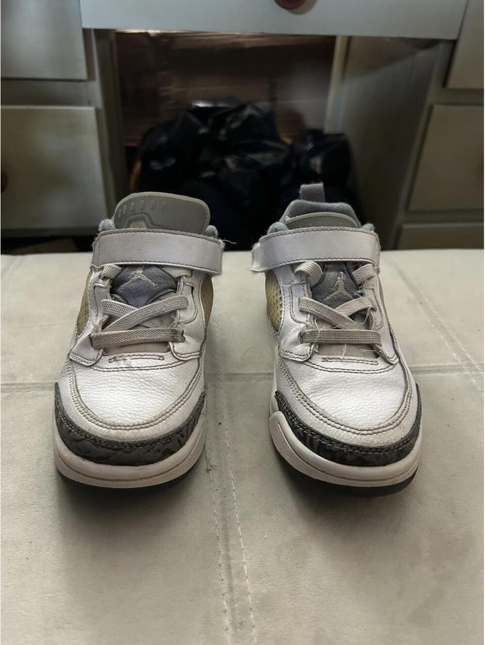 Jordan 1 Low Alt kids sneakers in white & gray size 1Y